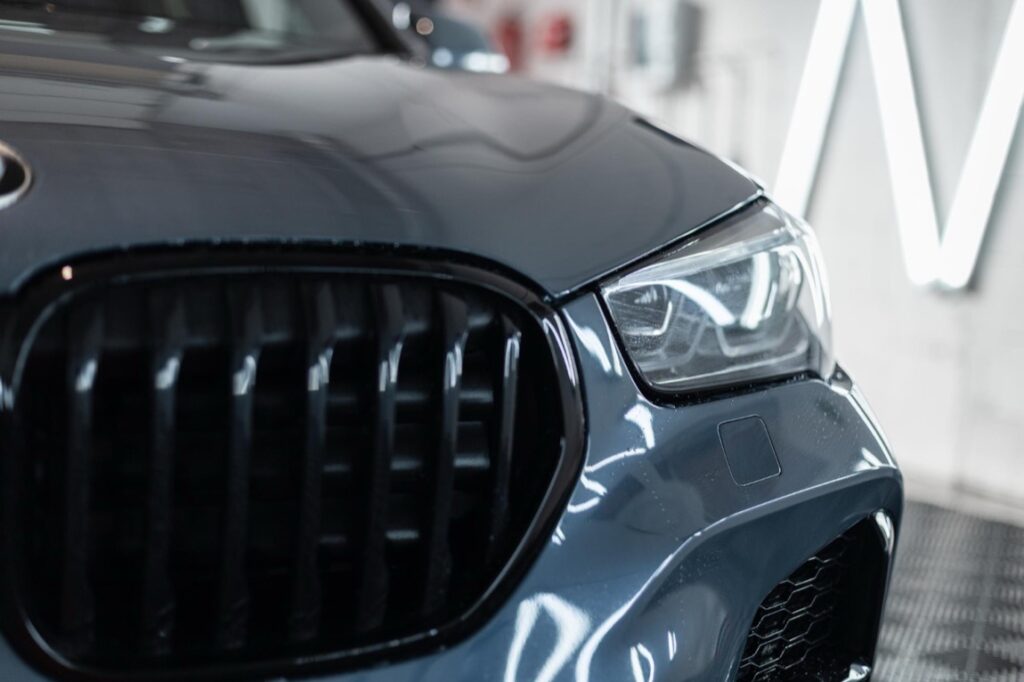 Choć folia PPF jest jedną z najlepszych metod ochrony lakieru, istnieją również inne opcje takie jak woskowanie czy ceramiczne powłoki ochronne