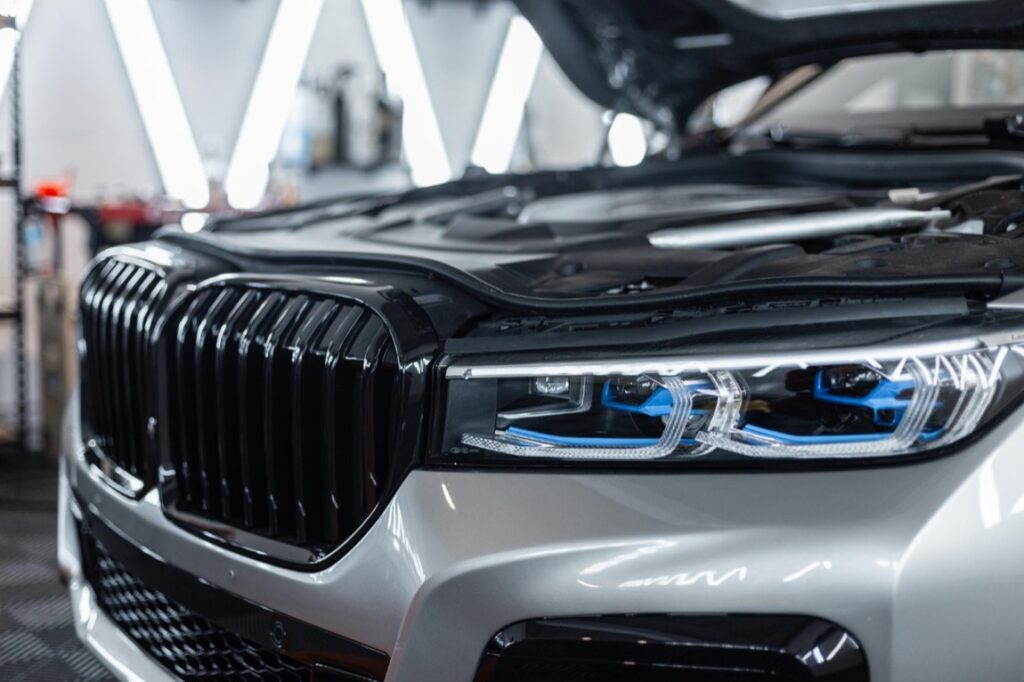 Choć folia PPF jest jedną z najlepszych metod ochrony lakieru, istnieją również inne opcje takie jak woskowanie czy ceramiczne powłoki ochronne