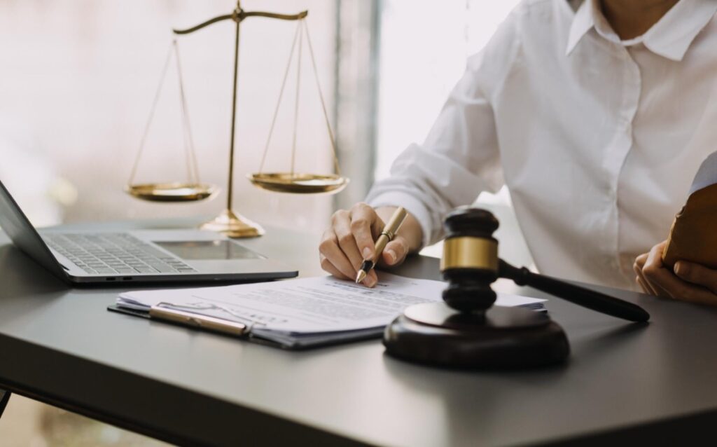 Odpowiedzialność cywilna radcy prawnego to zobowiązanie do naprawienia szkody wyrządzonej klientowi na skutek nienależytego wykonania usług prawnych