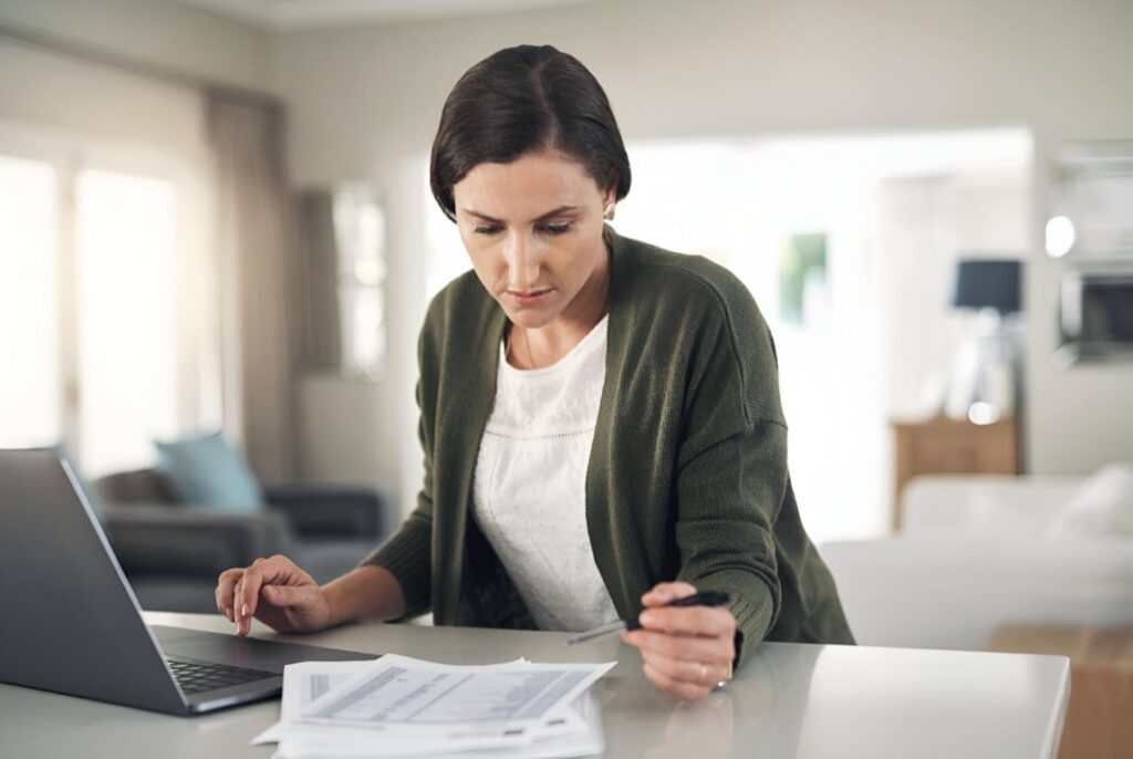 HP EliteBook oferuje zaawansowane funkcje bezpieczeństwa, które chronią ważne informacje przed nieautoryzowanym dostępem